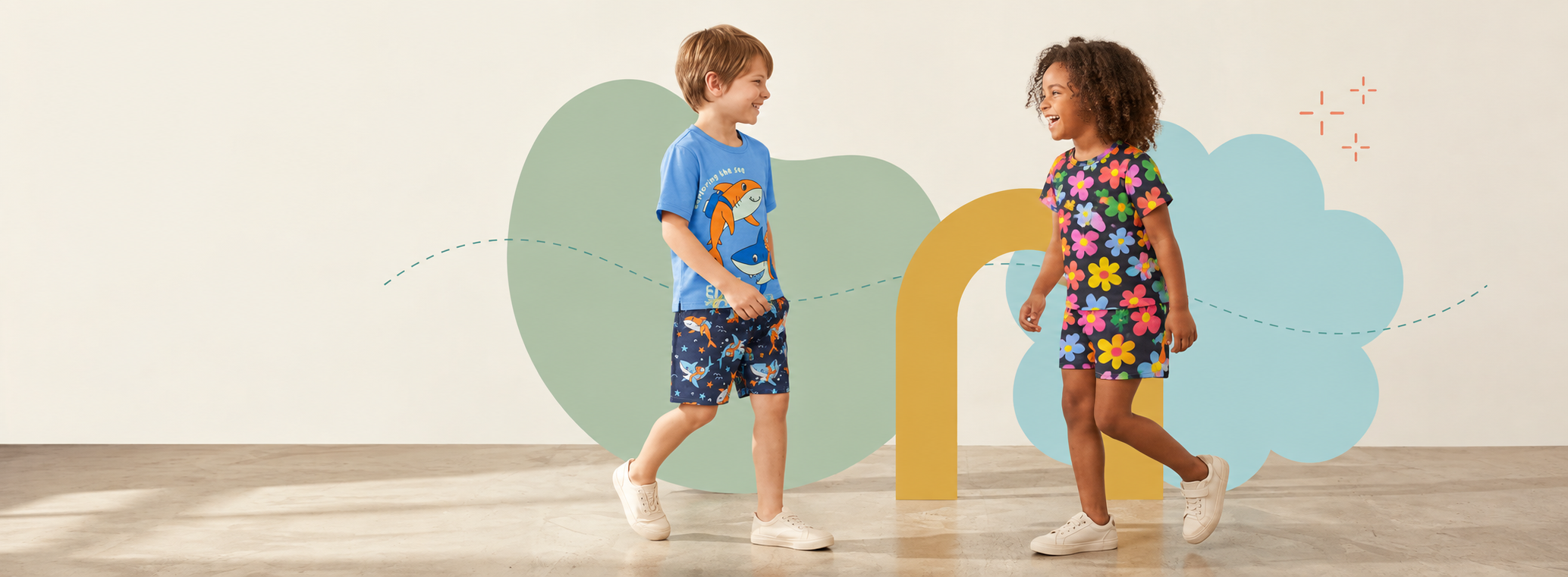 Menino e menina usando conjuntos infantis estampados