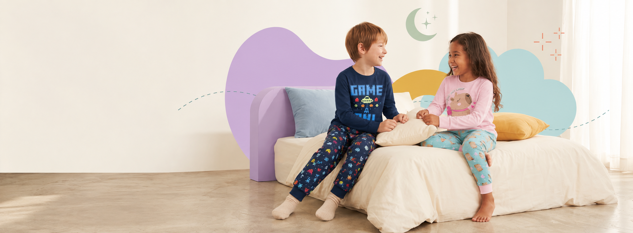 Menino e menina usando pijamas infantis estampados