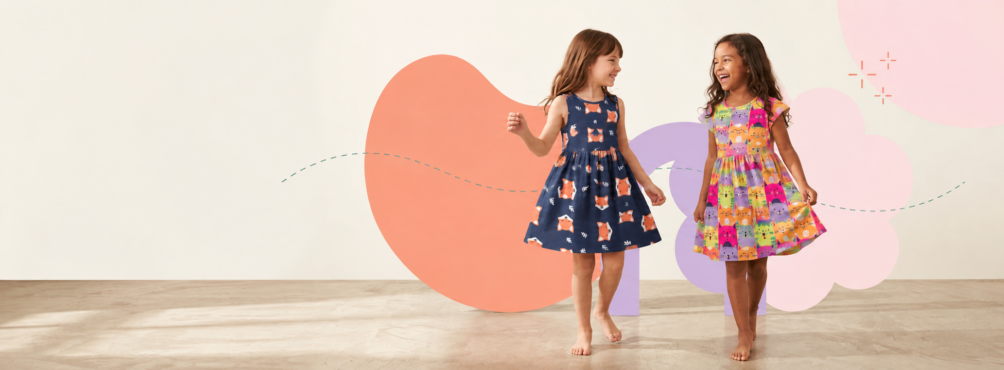 Duas meninas brincando com vestidos infantis estampados