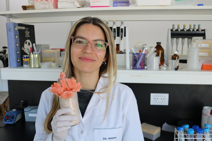 Laureana Guerra en el laboratorio