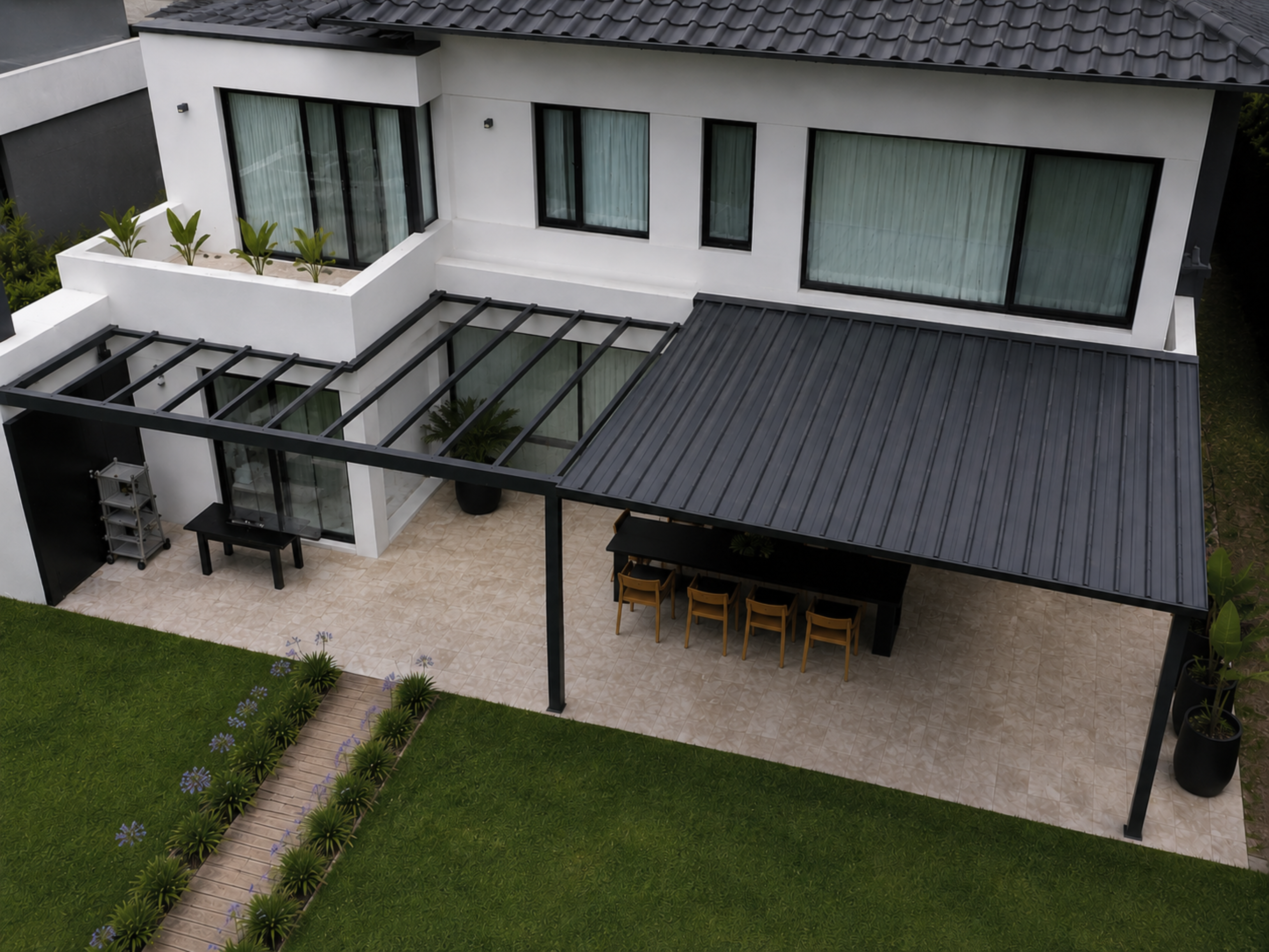 Galería con estructura metálica y paneles térmicos