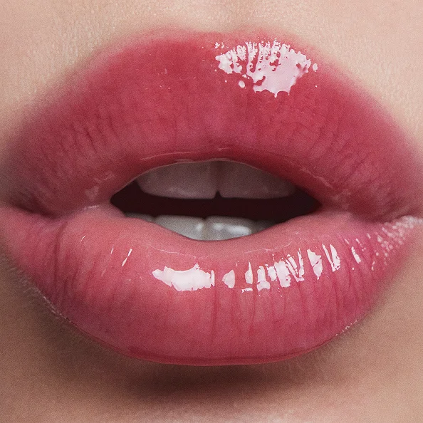 Modelo aplicando o Lip Glow Oil