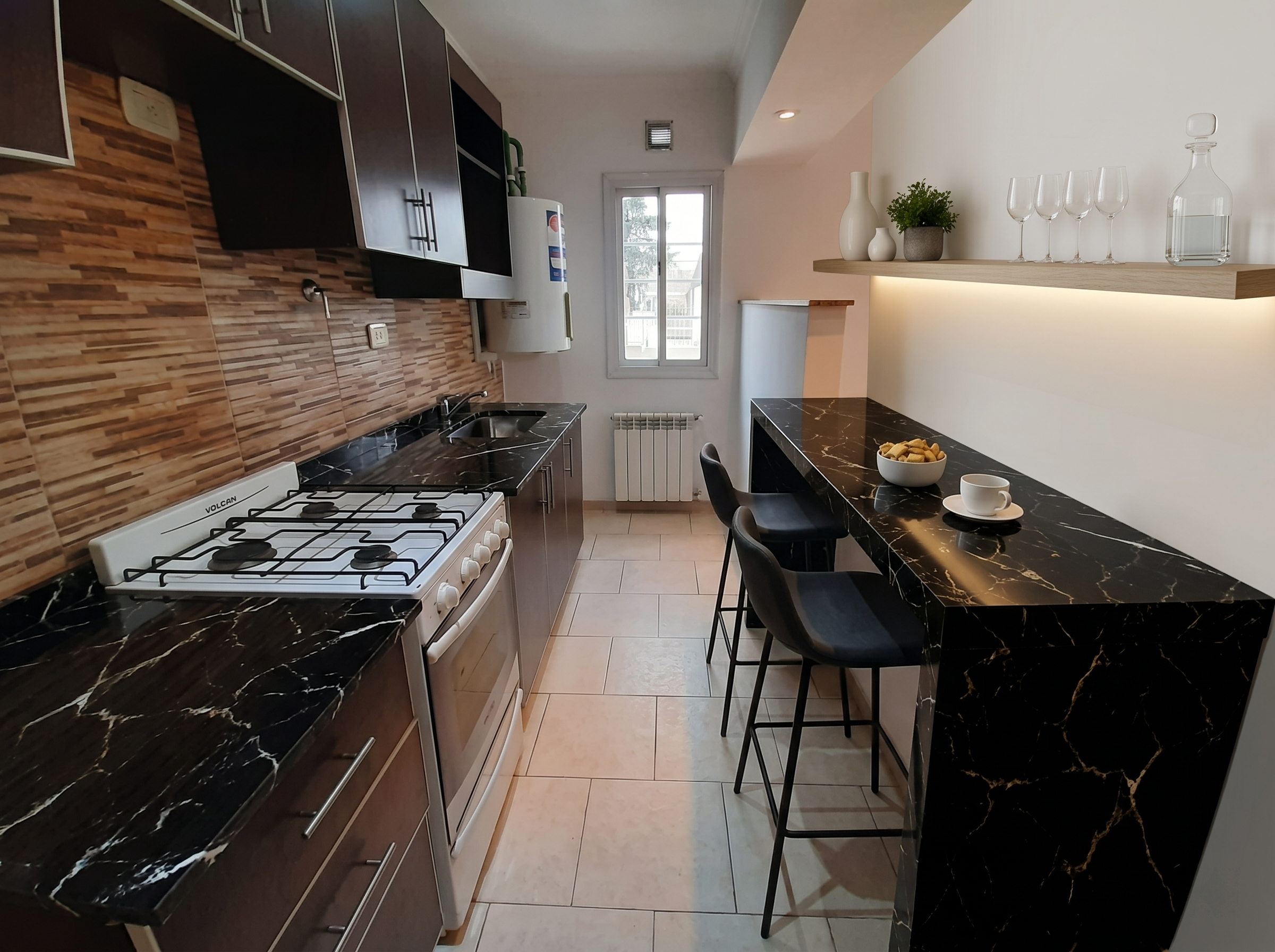 Cocina después con símil mármol