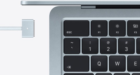 Detalhe do teclado e do cabo MagSafe do MacBook Air azul-céu, na mesma cor