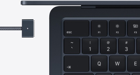 Detalhe do teclado e do cabo MagSafe do MacBook Air meia-noite, na mesma cor