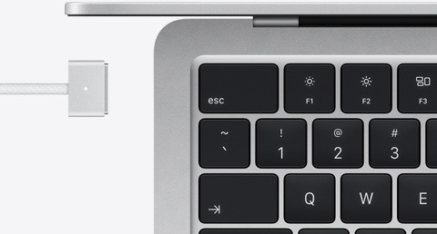 Detalhe do teclado e do cabo MagSafe do MacBook Air prateado, na mesma cor