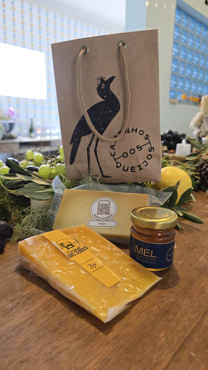 Kit assinatura Caminhos dos Queijos: sacola kraft com a seriema da marca, queijos artesanais e mel da Serra