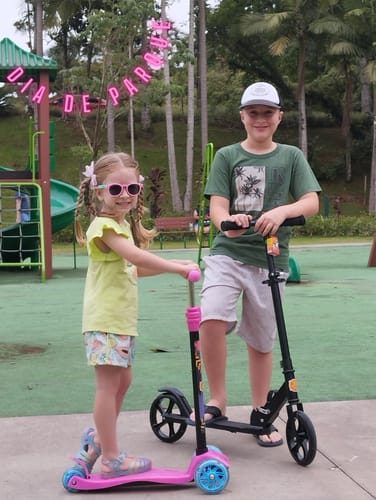 Crian&ccedil;as usando &oacute;culos SunKids no parque