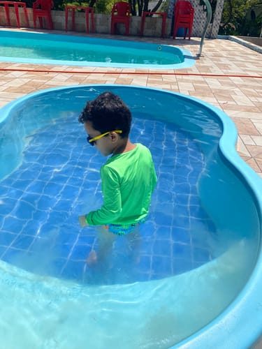 Crian&ccedil;a na piscina com &oacute;culos SunKids