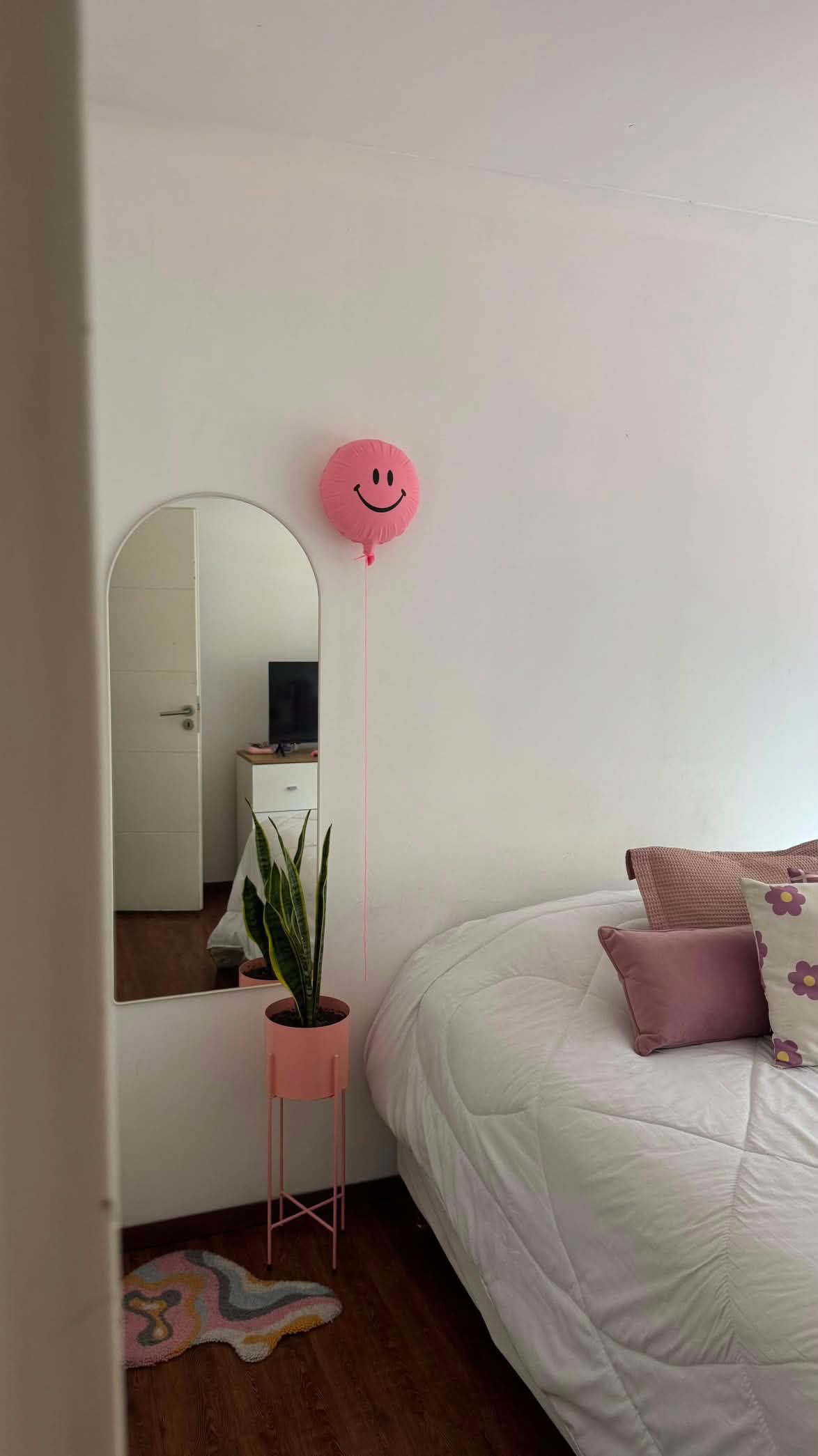 Happy Face Balloon rosa instalado en dormitorio