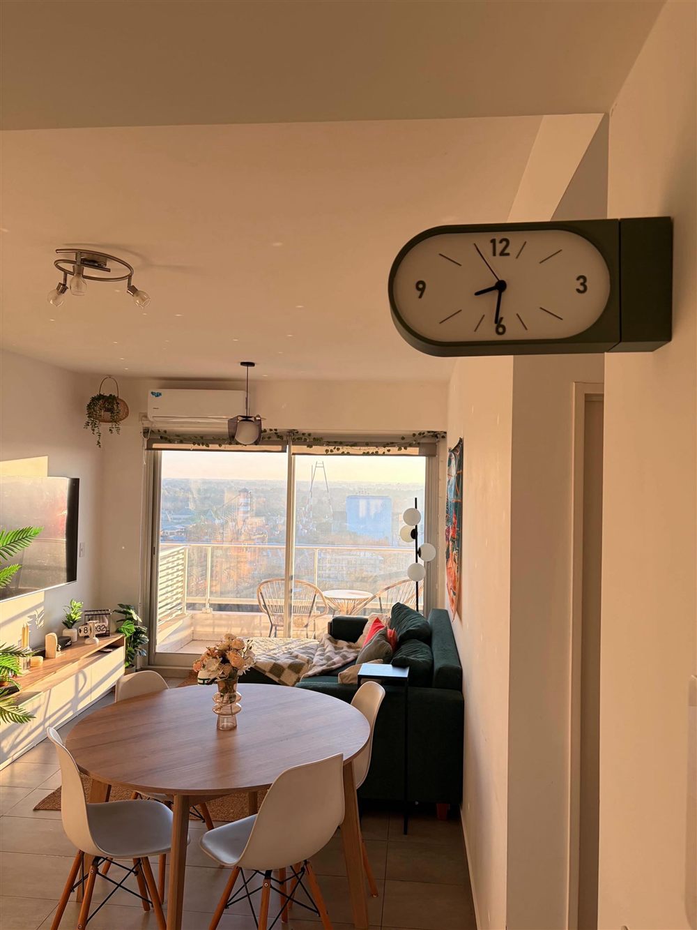 Reloj Doble Kansei verde instalado en living comedor