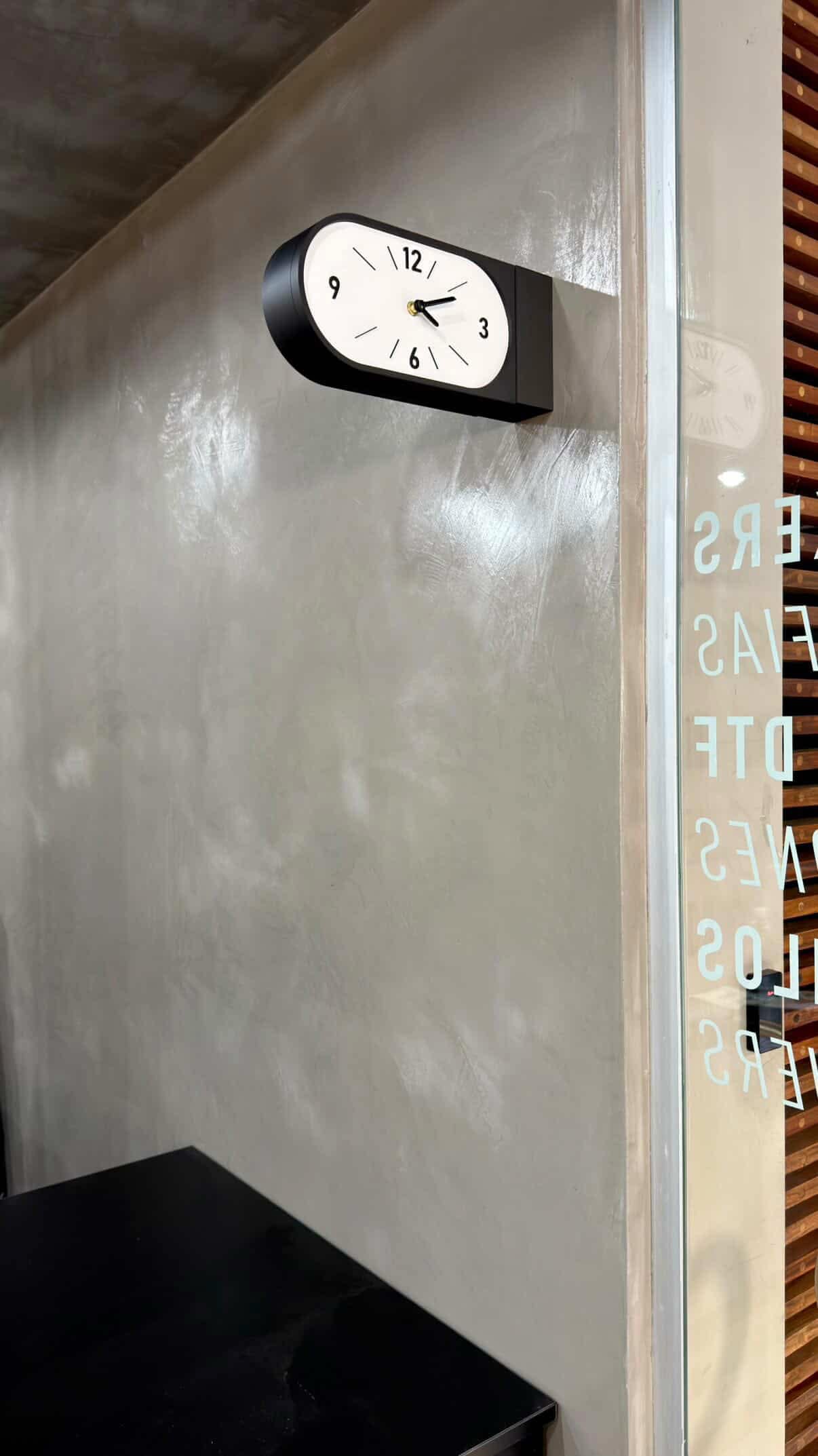 Reloj Doble Kansei negro instalado en local