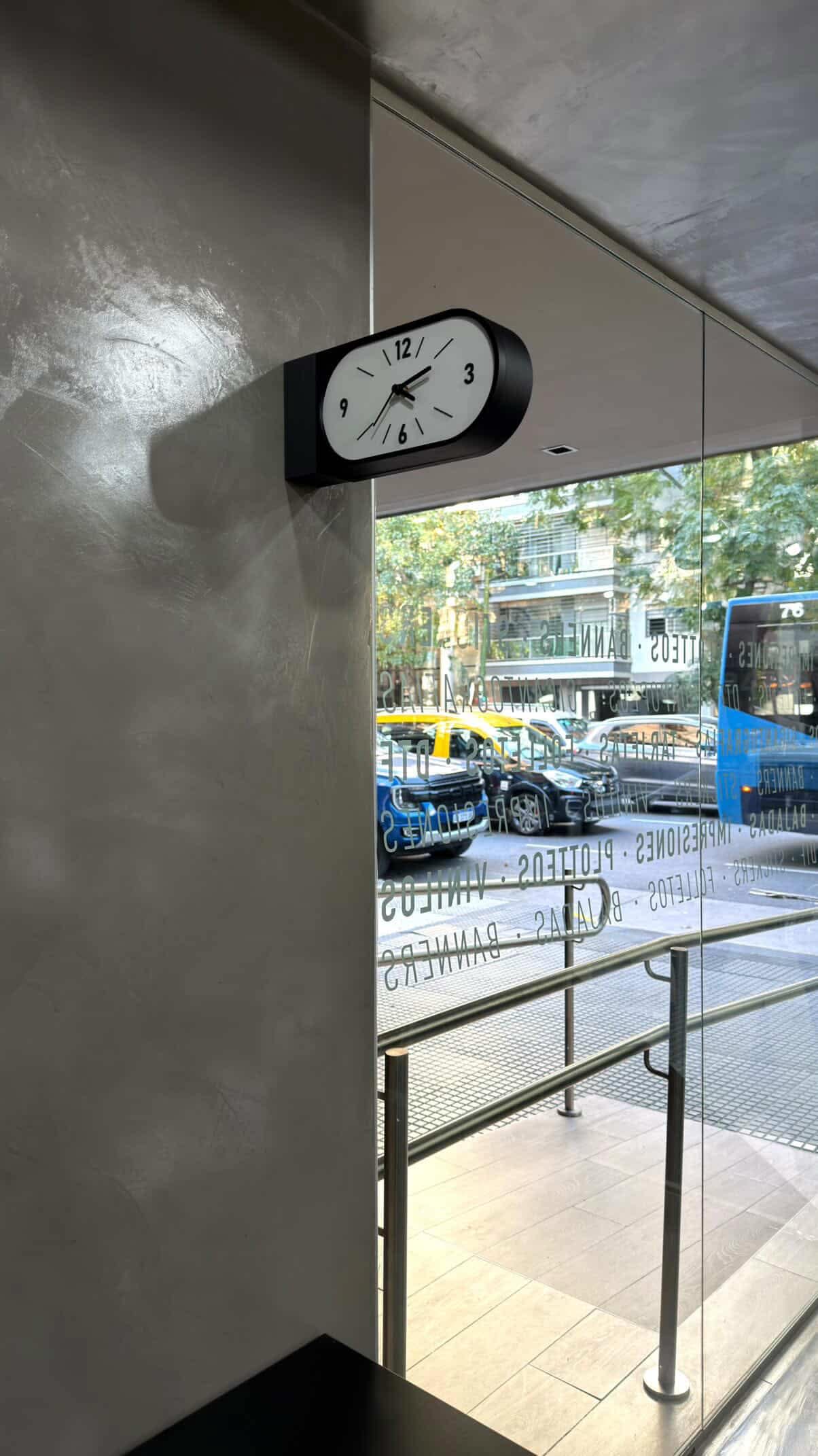 Reloj Doble Kansei negro visto desde el interior