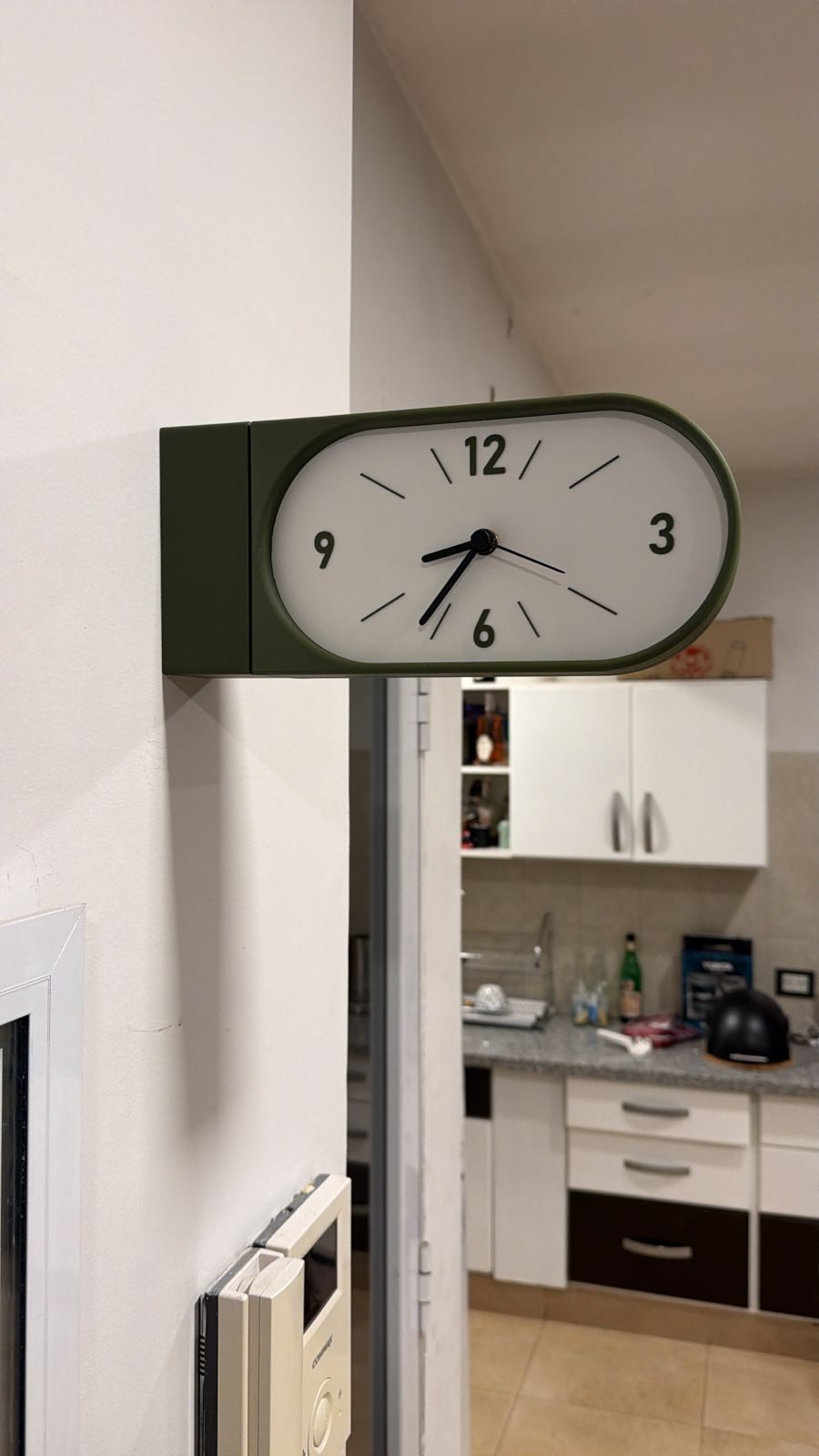 Reloj Doble Kansei verde instalado en cocina