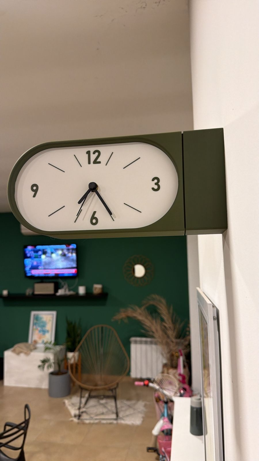 Reloj Doble Kansei verde instalado en living