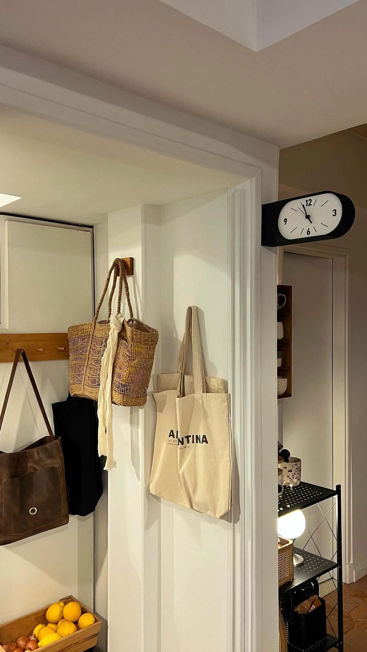 Reloj Doble Kansei negro instalado en entrada de hogar