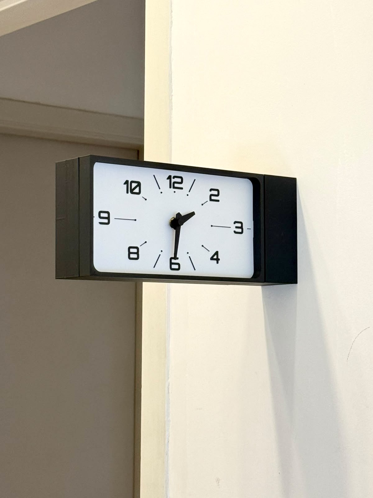 Reloj Doble Nagori negro instalado en pared de hogar