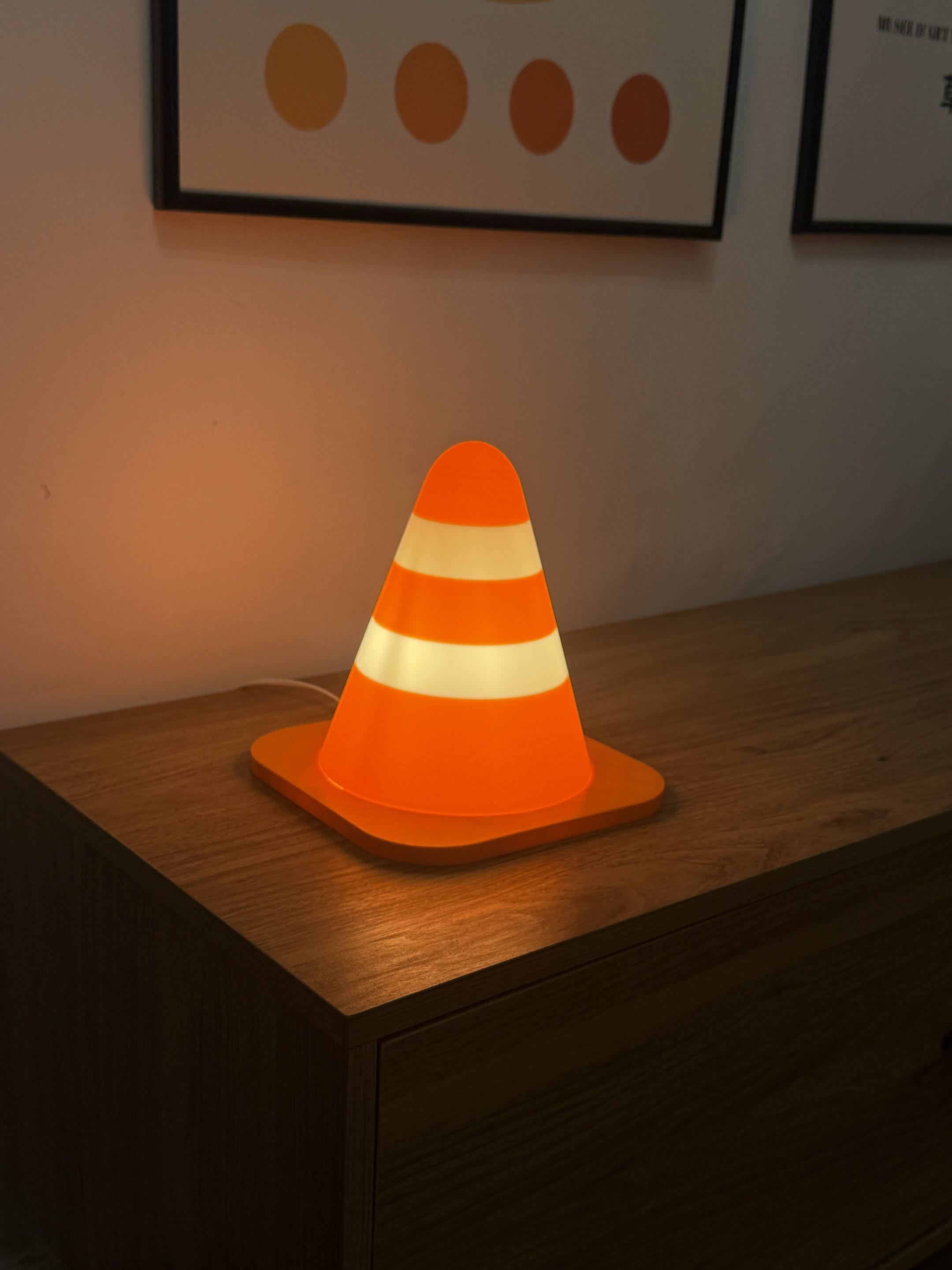 Velador Cono de Transito iluminado en mesa de madera
