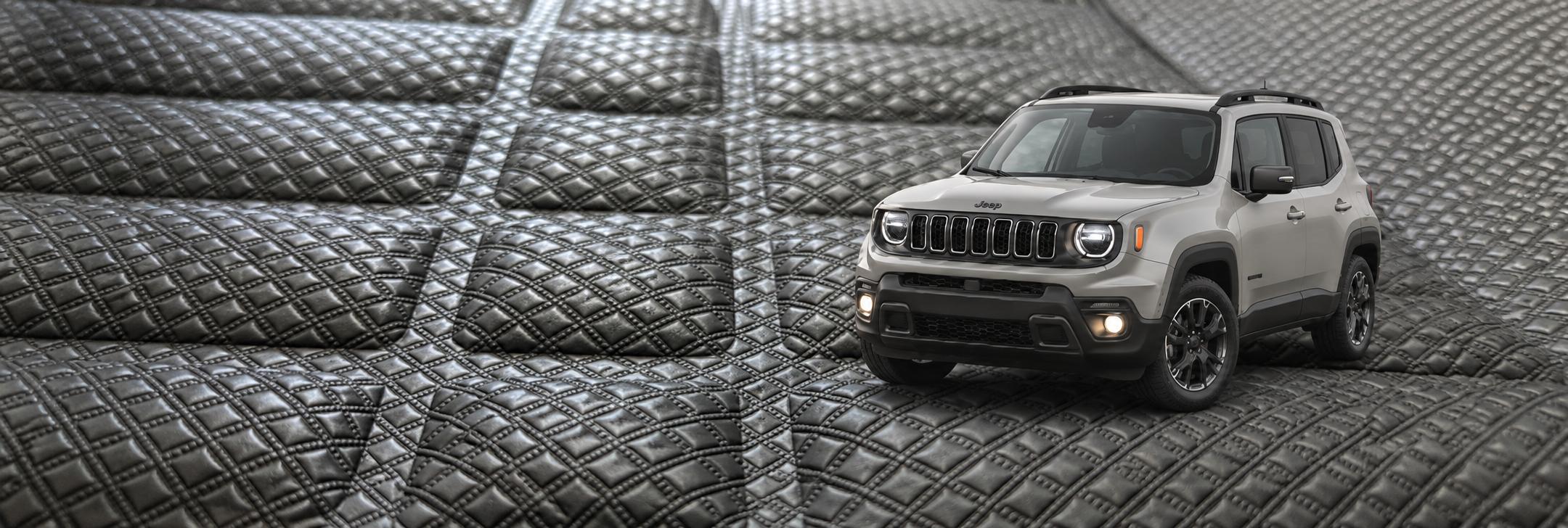 Jeep Renegade sobre la textura de una alfombra TITAN ROAD