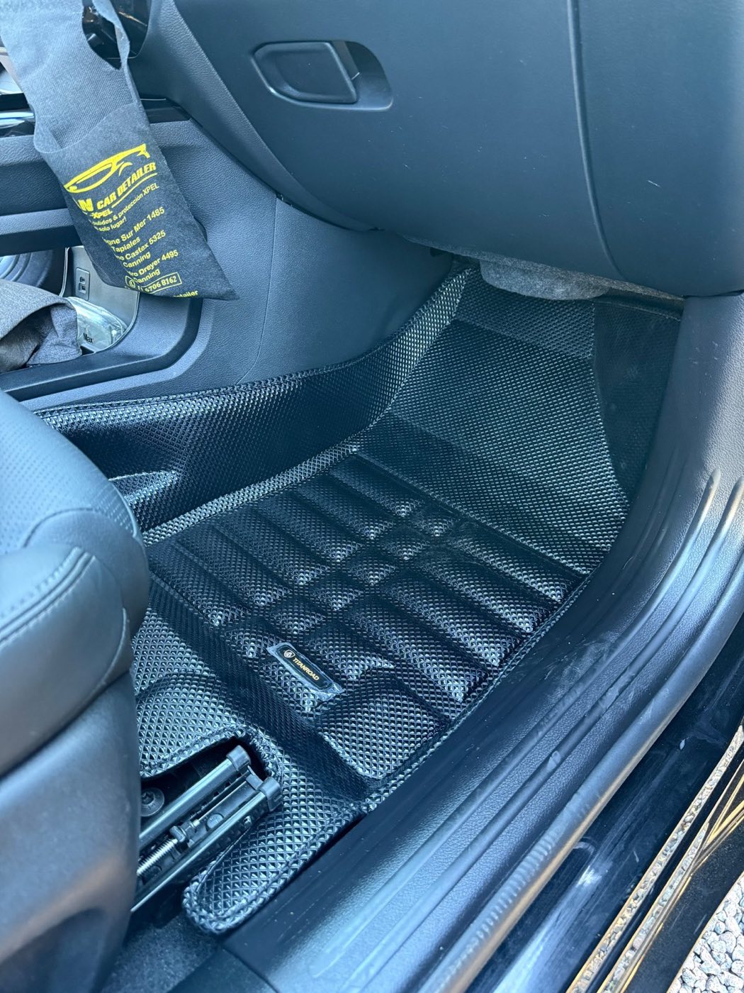 Detalle piloto con logo TITAN ROAD