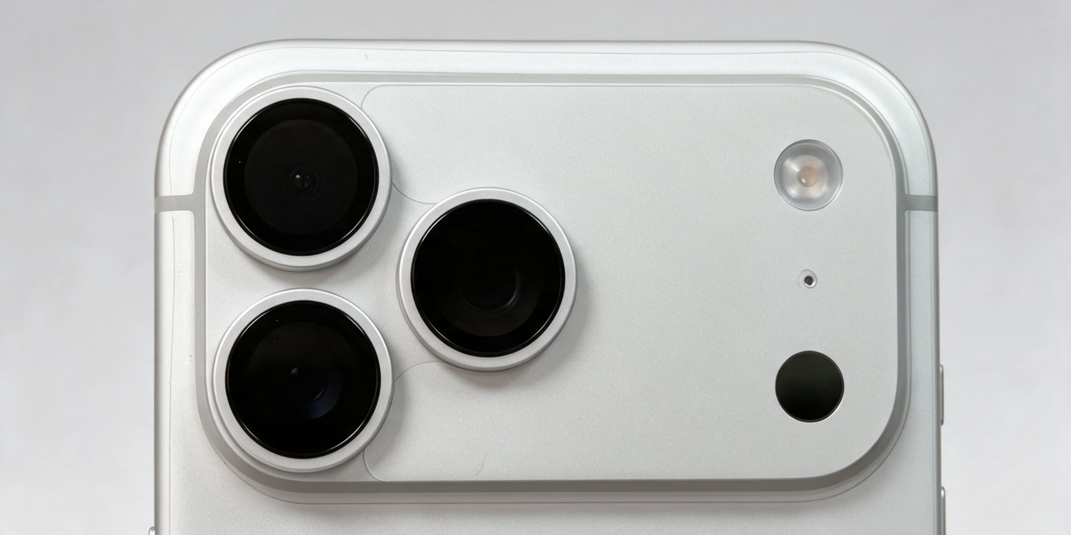 As duas pe&ccedil;as da c&acirc;mera aplicadas no iPhone 17 Pro Max