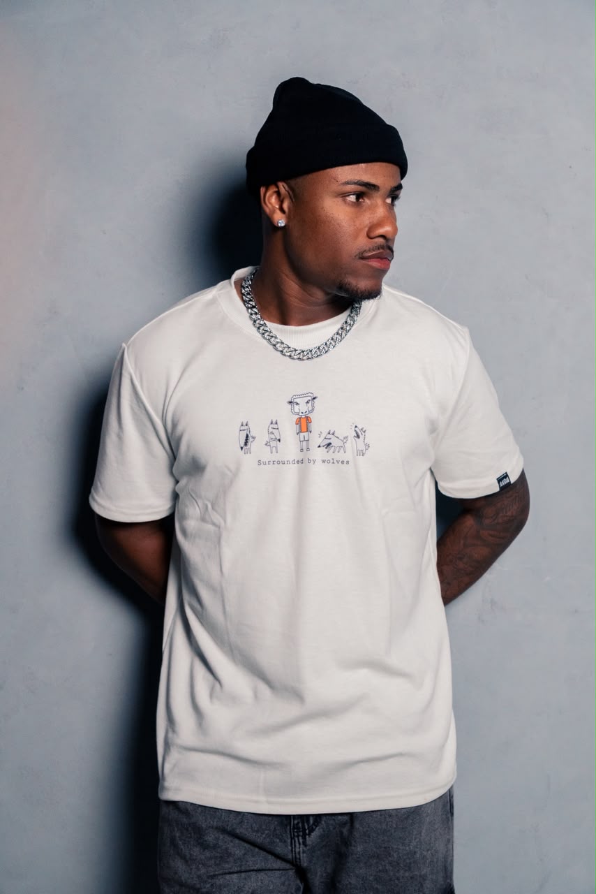 Modelo usando camiseta off white MeekPuff