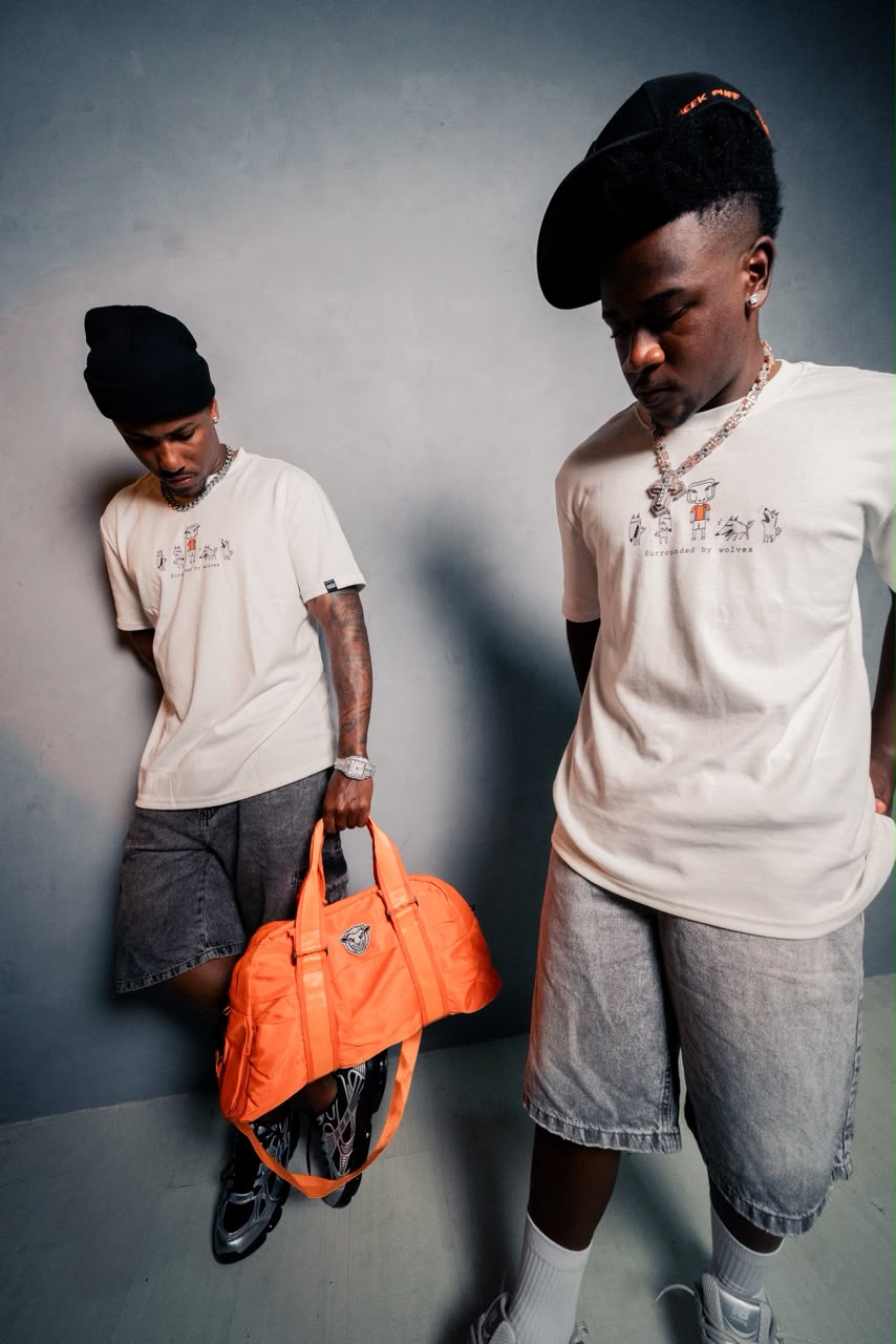 Modelos usando camiseta off white MeekPuff com bolsa laranja