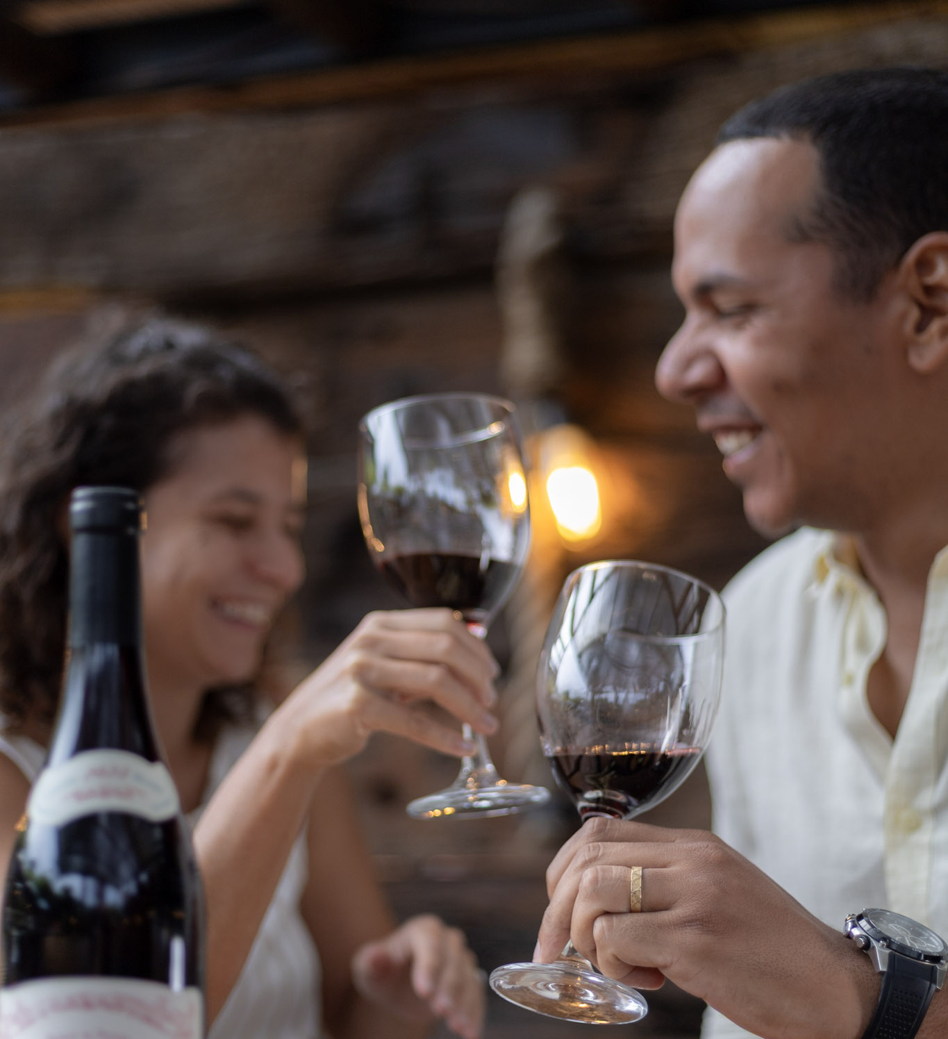 Casal brindando com taças de vinho