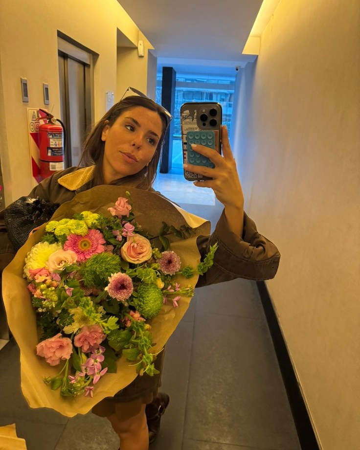 Foto de clienta con su ramo de La Vie En Rose