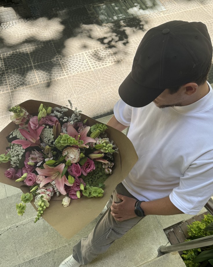 Foto de clienta con su ramo de La Vie En Rose
