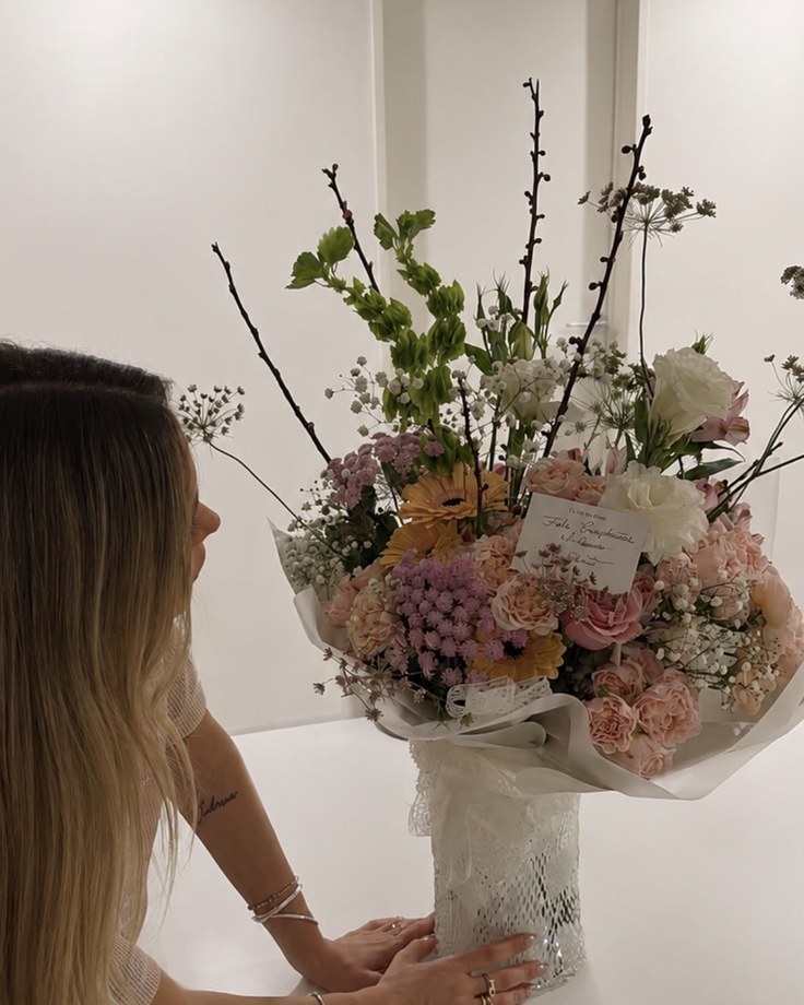 Foto de clienta con su ramo de La Vie En Rose