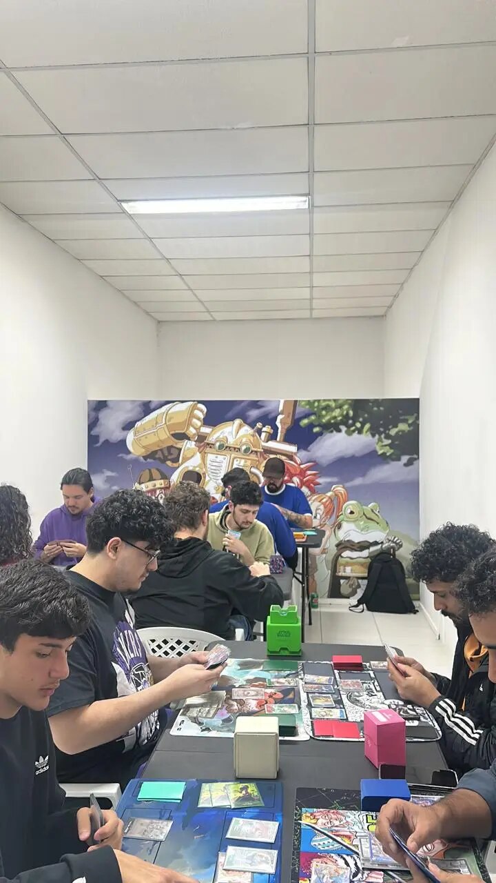Jogadores em um campeonato de One Piece Card Game na Kend Shop