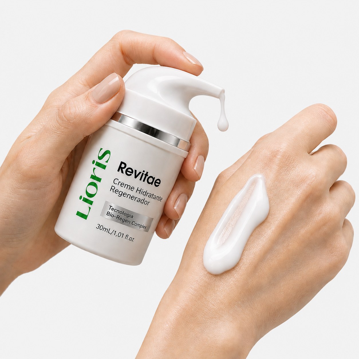Creme Hidratante Regenerador Lioris em uso — textura na mão