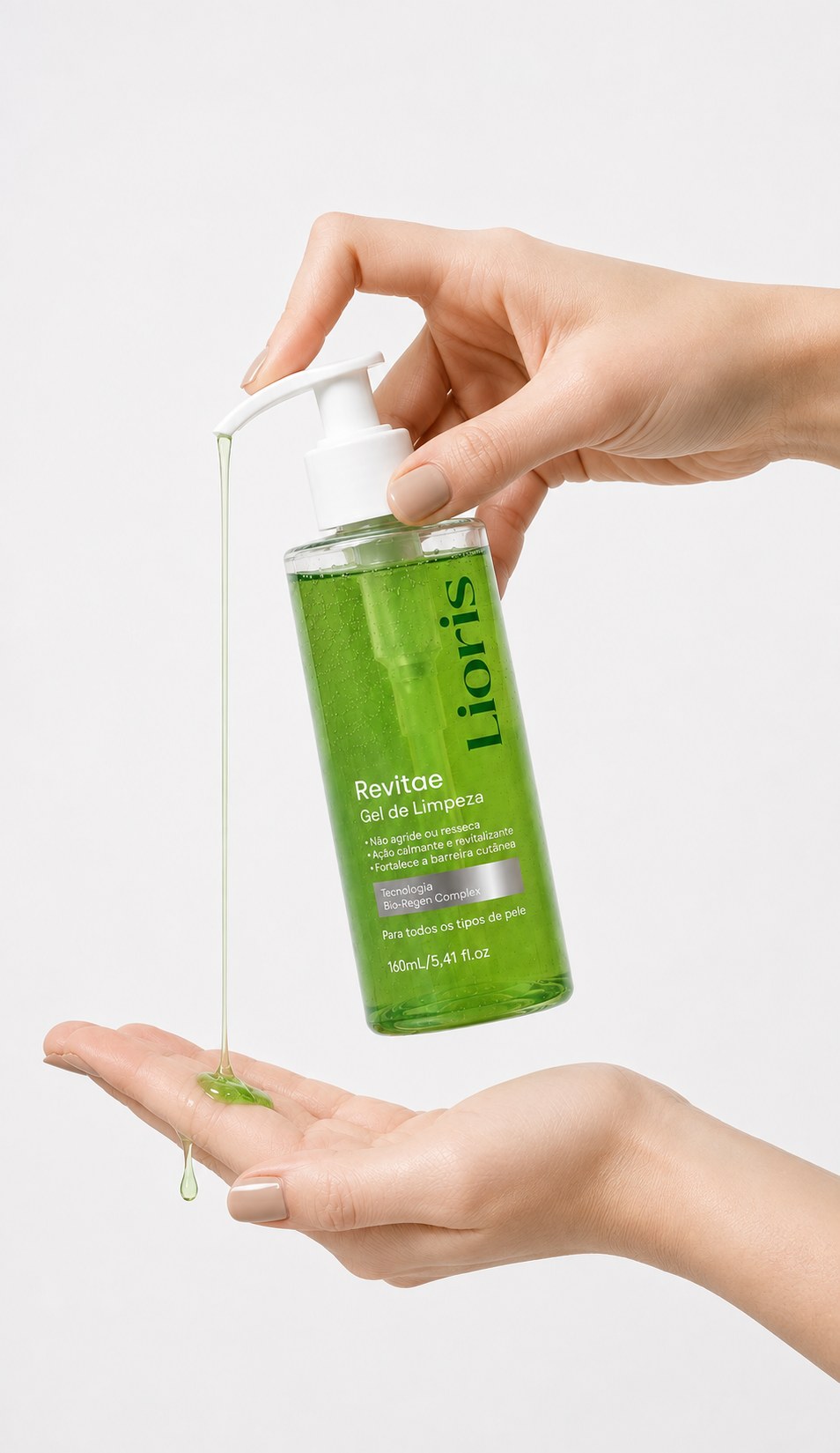 Gel de Limpeza Revitae Lioris em uso — mãos aplicando o produto