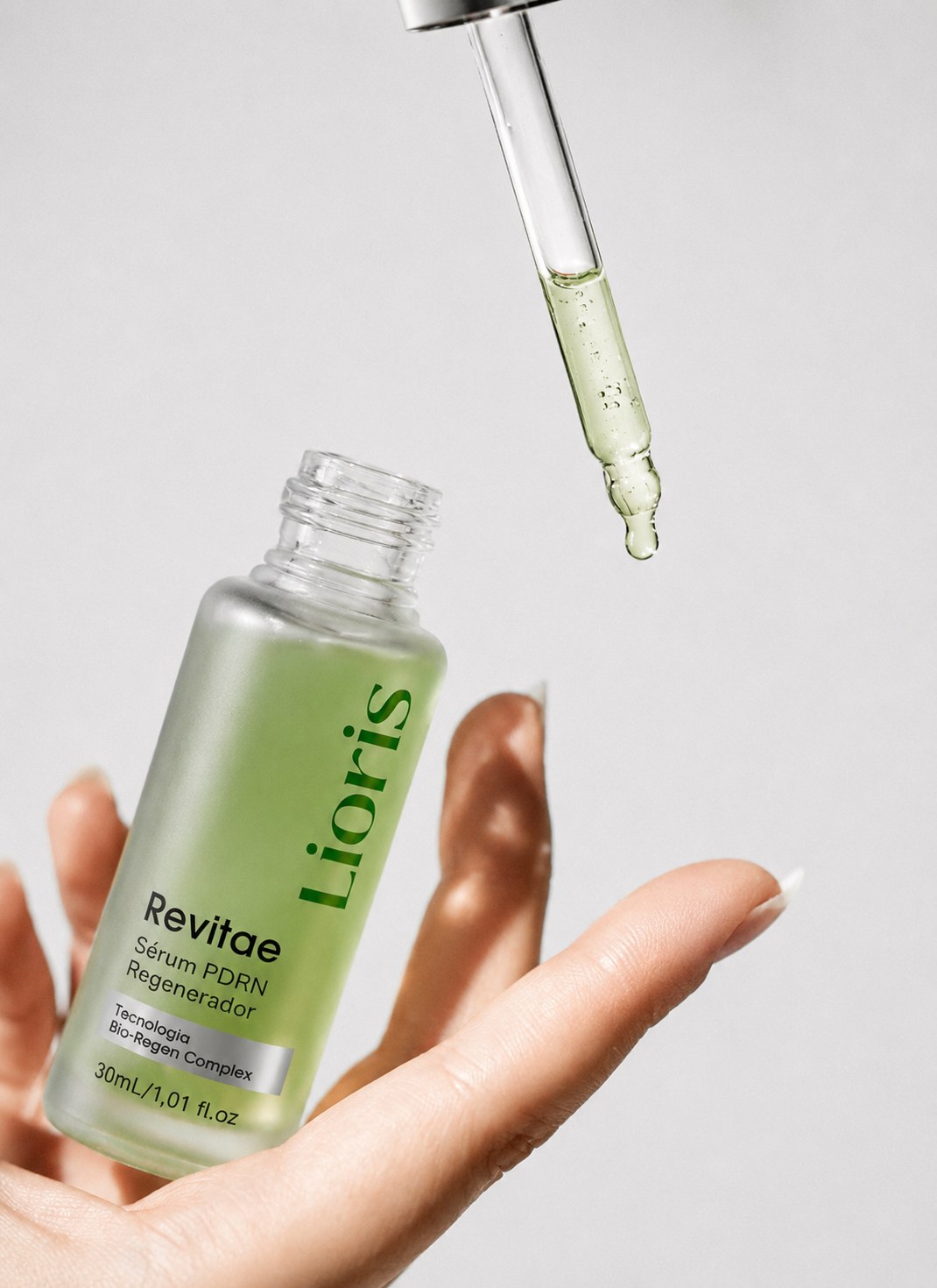 Sérum PDRN Regenerador Lioris em uso — gotejador sobre a mão