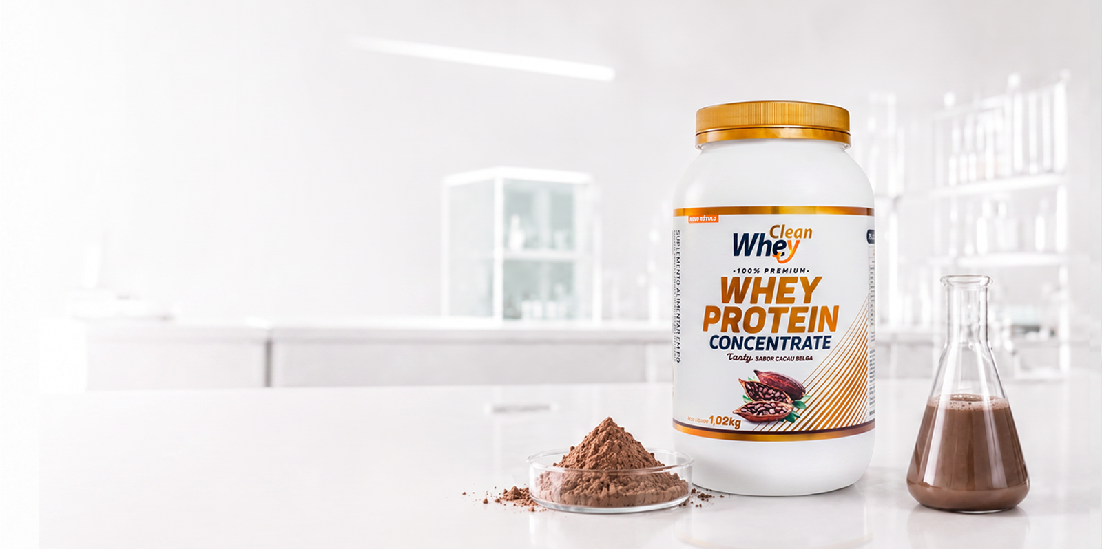 Clean Whey Concentrate Tasty Cacau Belga Pote 1,02kg em ambiente de laboratório