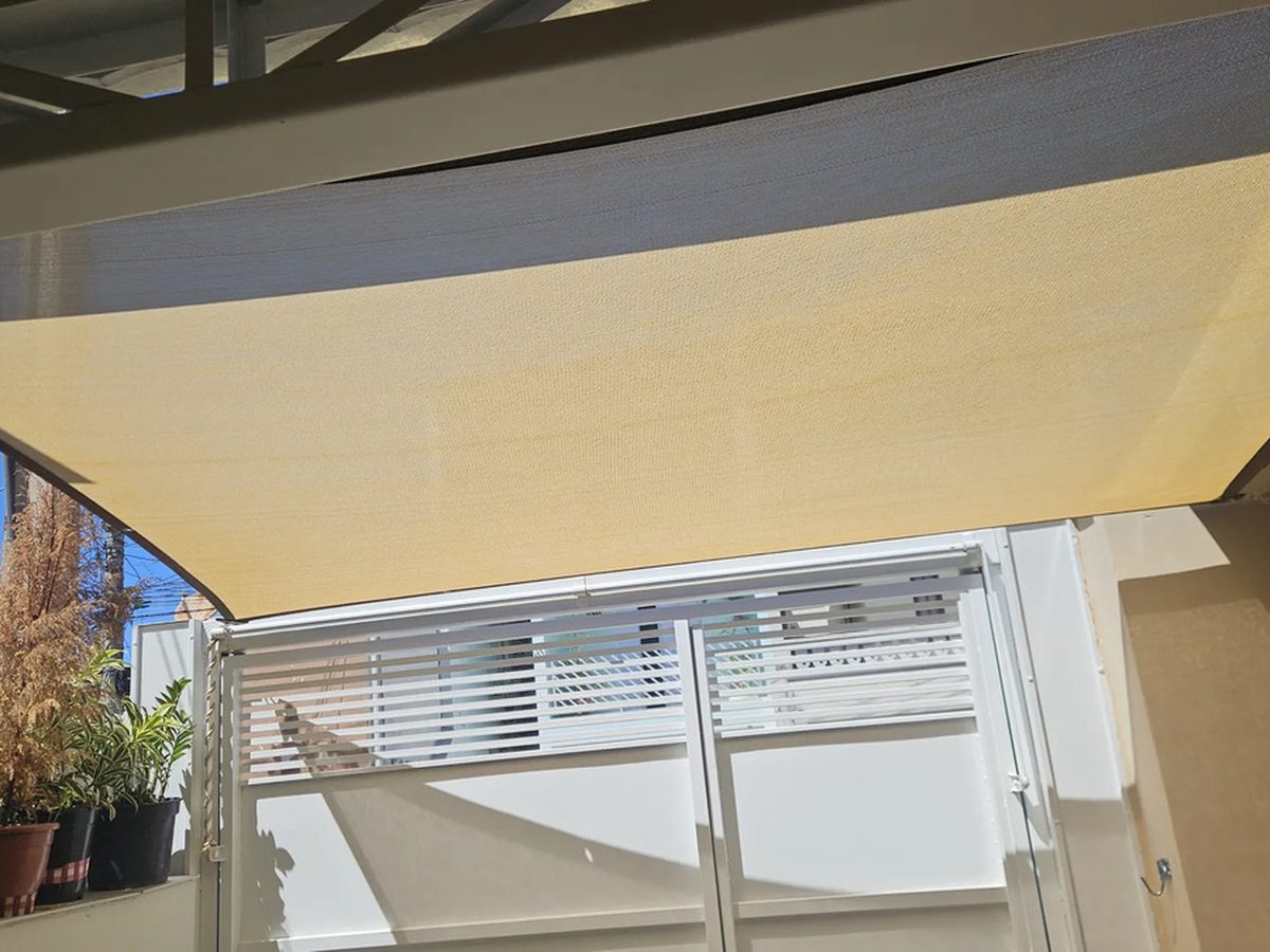 Solaraia · vela sobre varanda de apartamento · identidade preservada