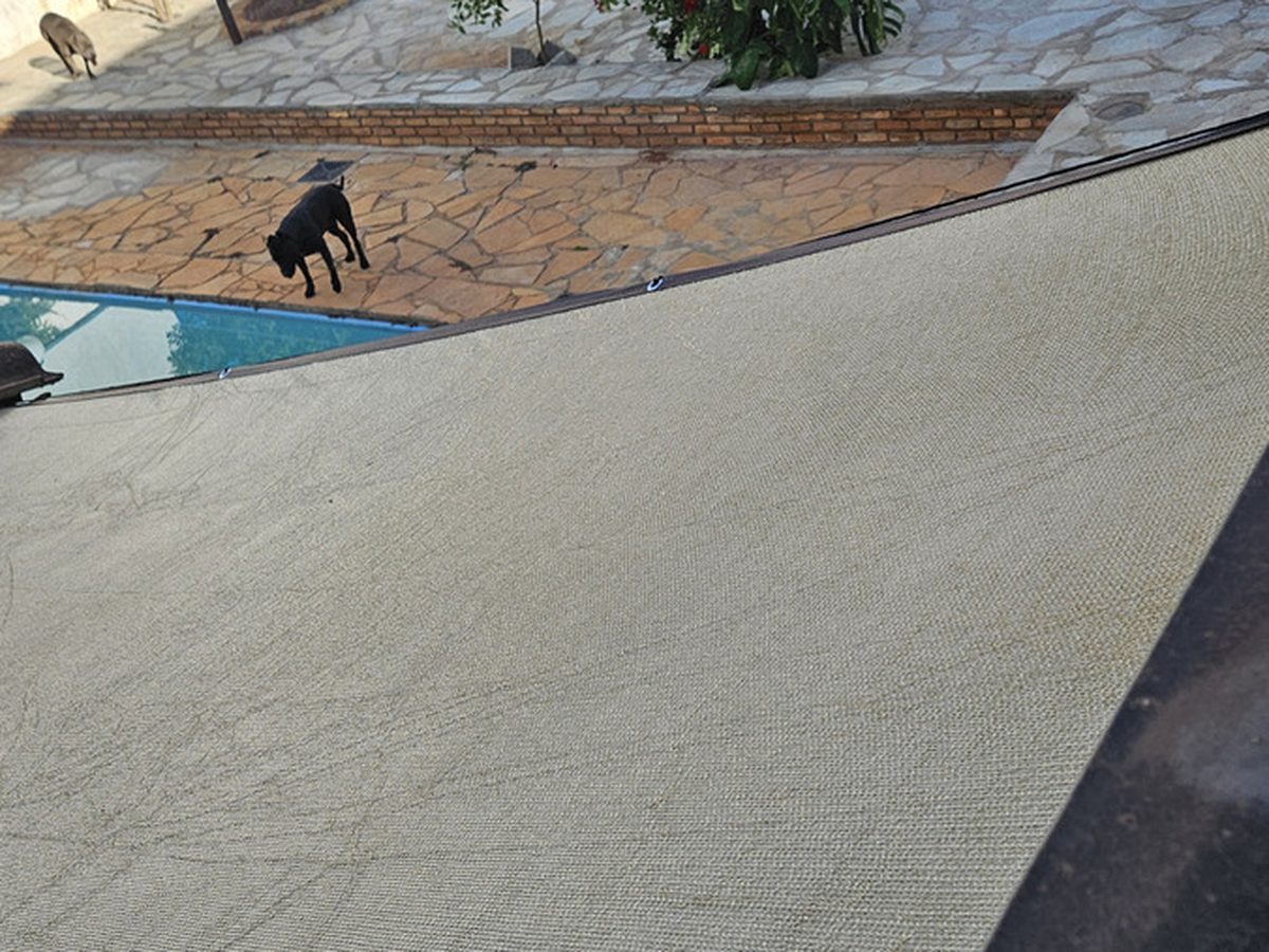 Solaraia · vela sobre piscina residencial · identidade preservada
