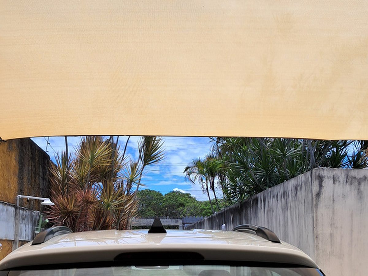 Solaraia · vela sobre garagem residencial · identidade preservada