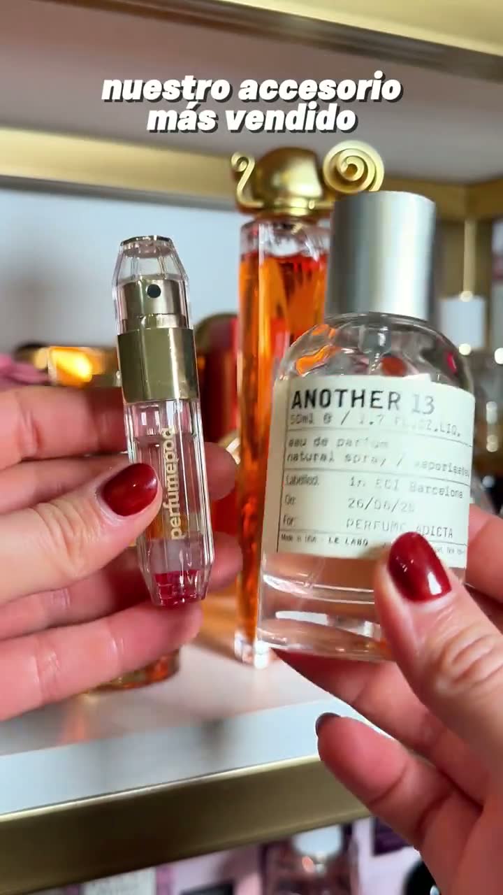 Reel de una clienta usando su perfumero