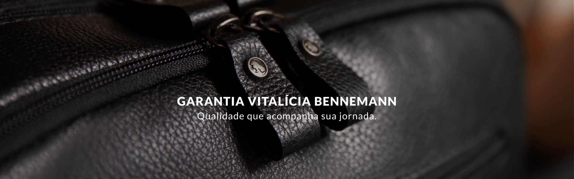 Close em acessório de couro Bennemann com destaque para acabamento e zíper