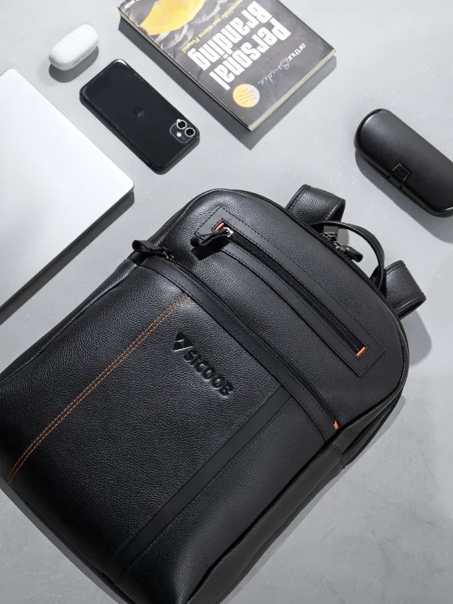Mochila de couro Bennemann personalizada em composição de mesa