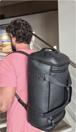 Cliente Bennemann usando mochila da marca em rotina urbana