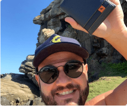 Cliente Bennemann registrando viagem com acessório da marca