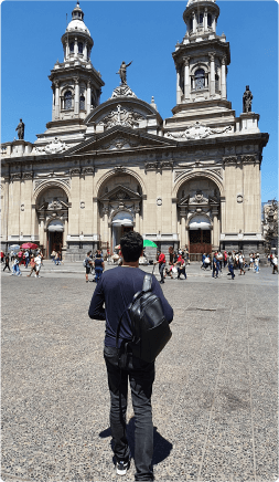 Cliente Bennemann em viagem diante de catedral usando acessório da marca