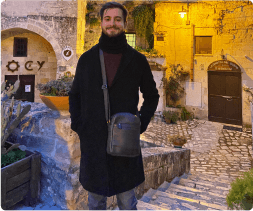 Cliente Bennemann em passeio noturno com bolsa da marca