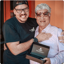 Cliente Bennemann em momento especial com acessório da marca