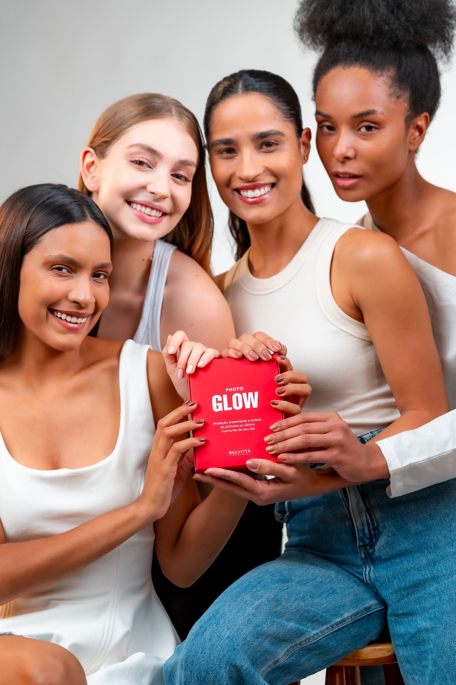 As quatro modelos com as quatro tonalidades do Photo Glow