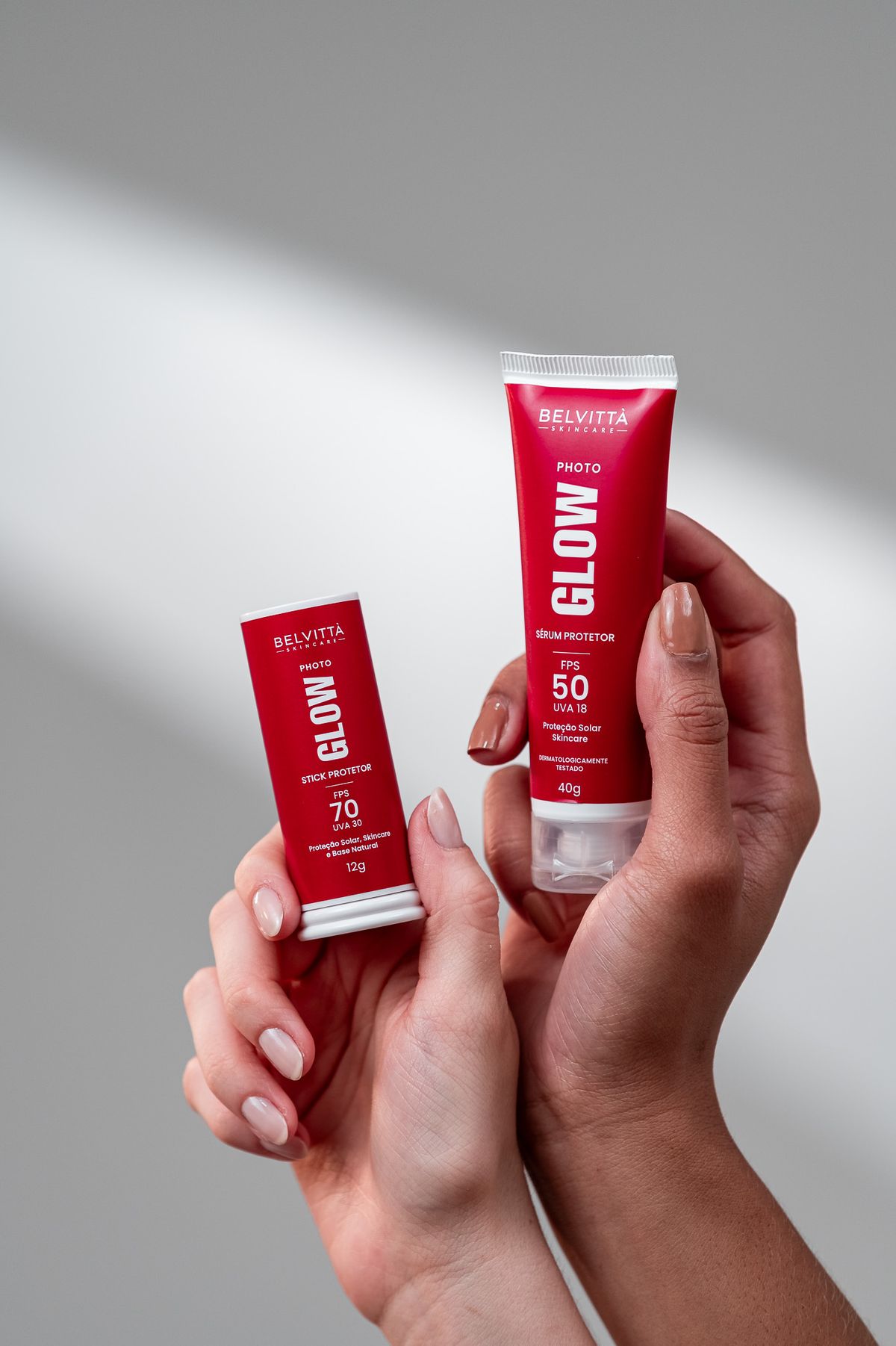 Os dois produtos Photo Glow nas mãos