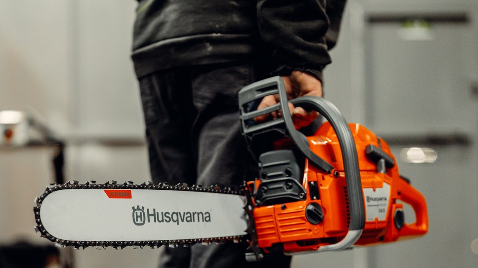 Motosierra Husqvarna para trabajo profesional